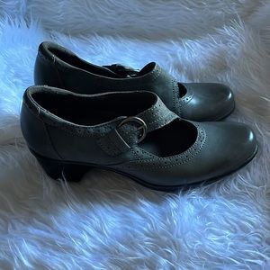 Clarks Bendable  size 8 gray blueish New